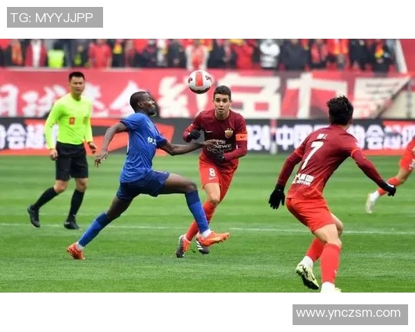 中超激战重庆队迎战江苏队双方全力争胜展现足球魅力与团队精神